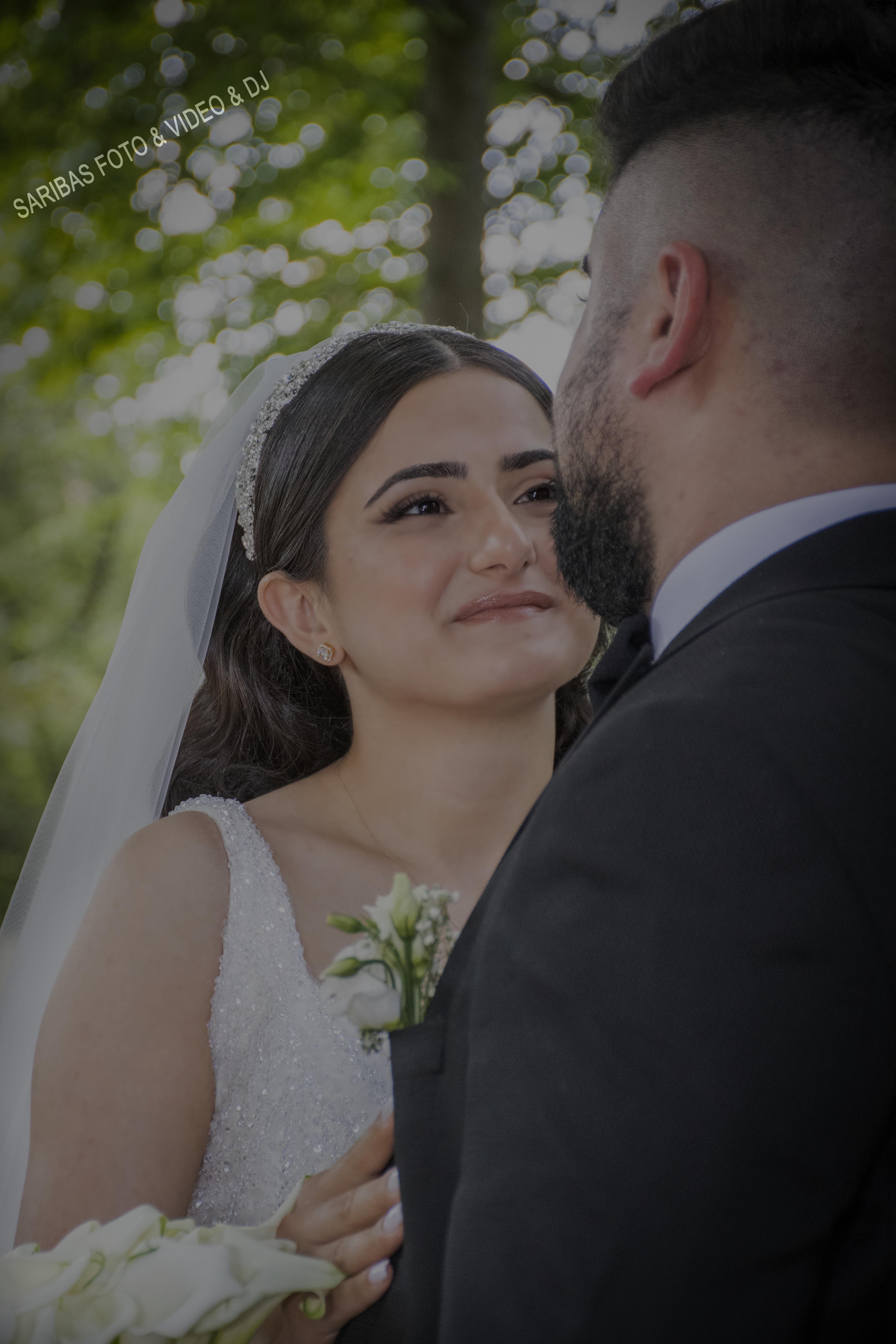 Brautpaar bei emotionaler Hochzeit