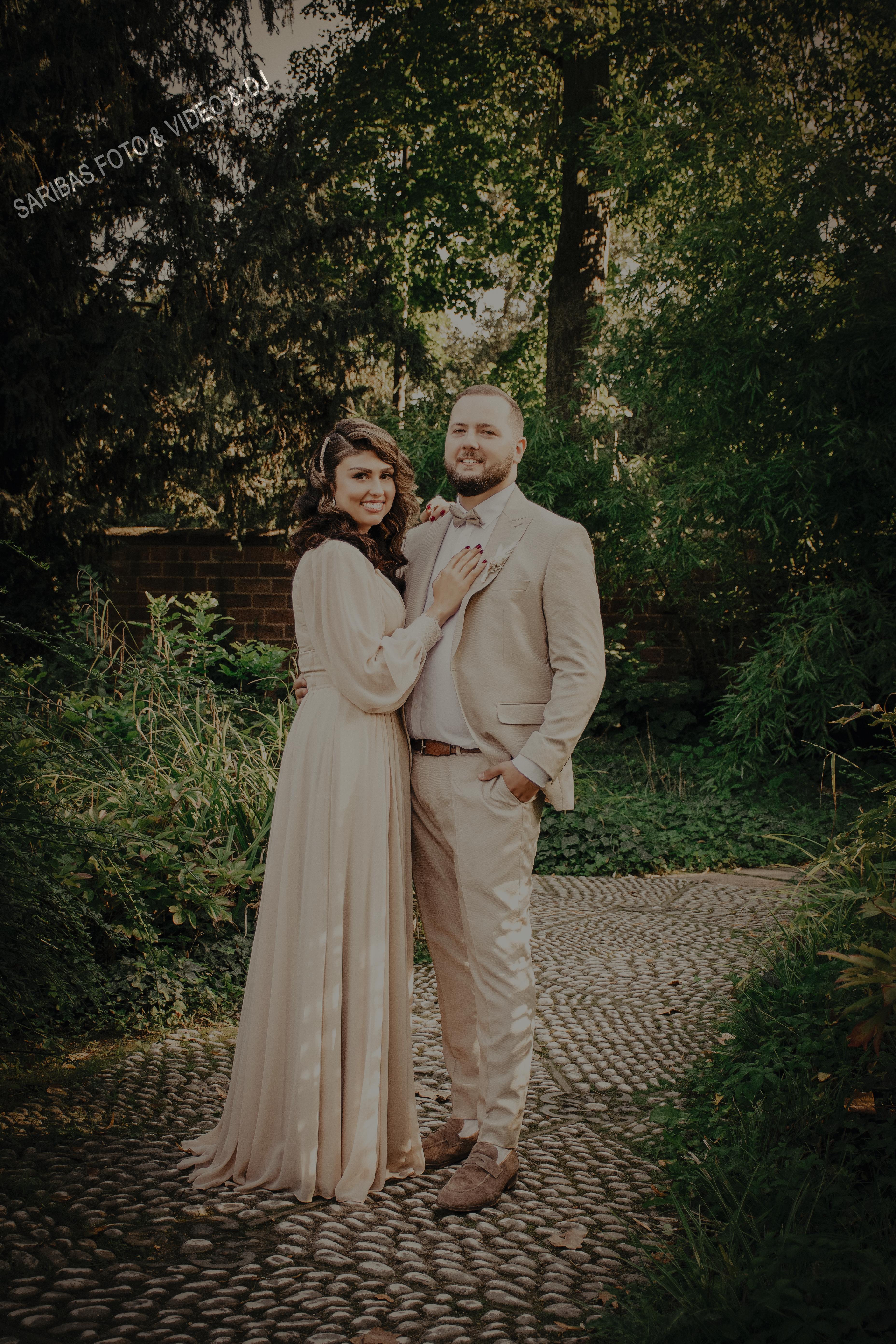 Brautpaar bei emotionaler Hochzeit